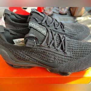 BRAND NEW Vapormax flyknit TRIPLE